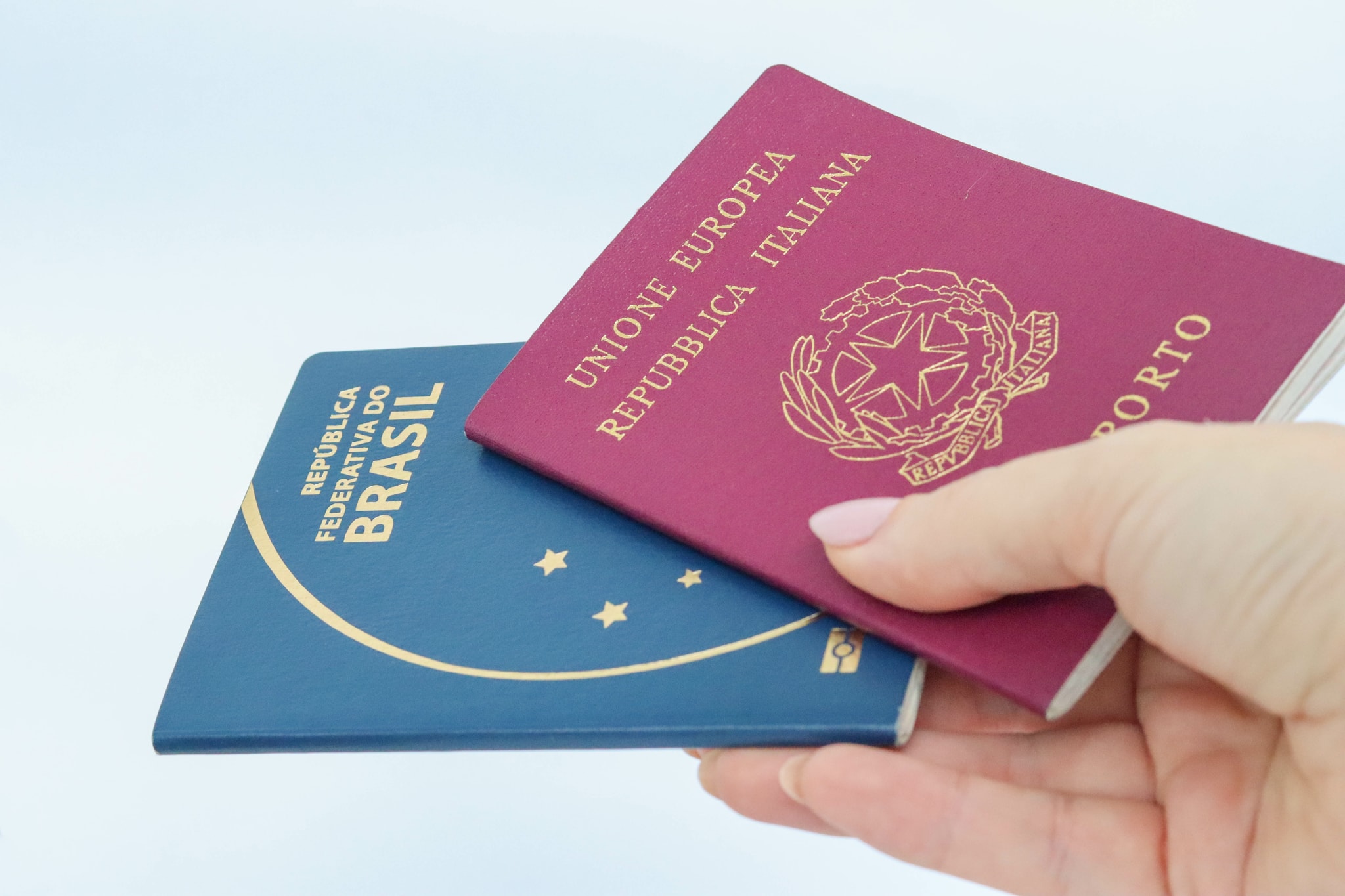 Differences between citizenship and a residence permit